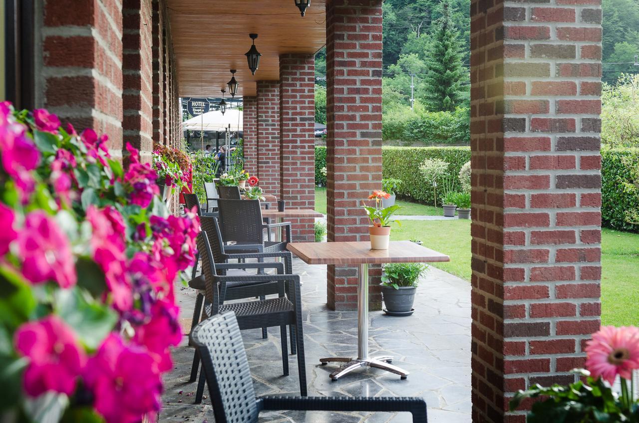 Auberge De La Lesse Celles  Exterior foto